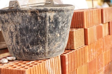 Eski tuğla duvar ve mala