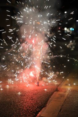 Yeni yıl geçmişi. Noel ağacı ışıkları. Odaklanmamış bokeh.