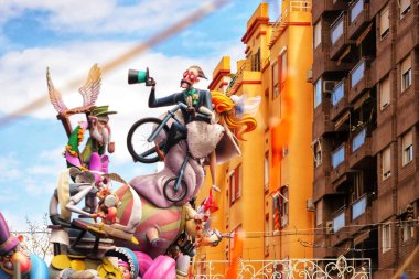 Valencia 'nın şelalelerinde mascleta, havai fişekler, barut