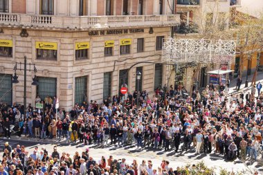 Valencia, İspanya 'nın Fallas' ında sokaklar insan kaynıyor.