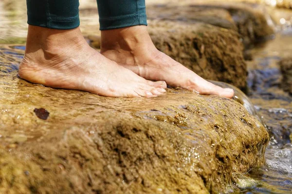 Sahilde Bir Kadının Ayakları — Stok fotoğraf