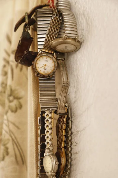 Vintage Uhr Mit Schleife Auf Holzgrund — Stockfoto