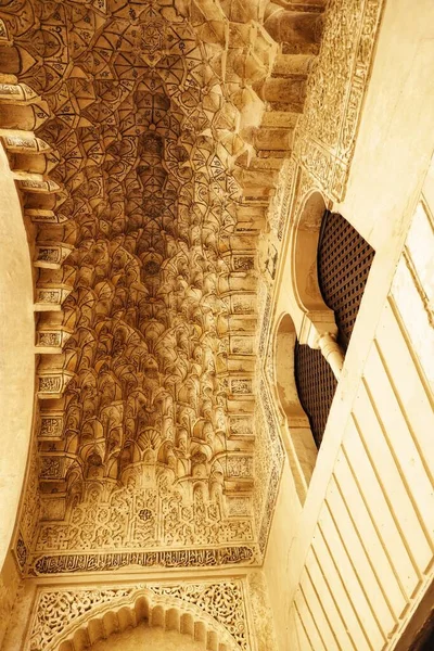 Scena Smeriglio Con Lettere Arabe Diversi Edifici Granada Spagna Andalusia — Foto Stock