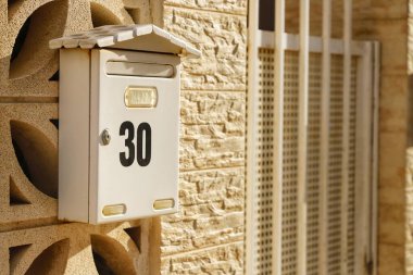 Beyaz arkaplanı olan posta kutusu