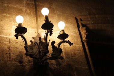 Sokakta eski model bir lamba