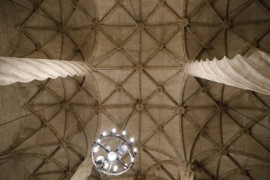 Valencia 'daki ipek pazarının içi. Sütunları ve tavanları olan bir dünya mirası alanı.