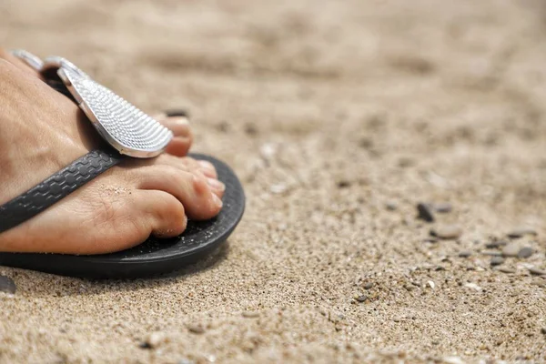 Закрыть Ноги Женщины Пляжном Песке — стоковое фото