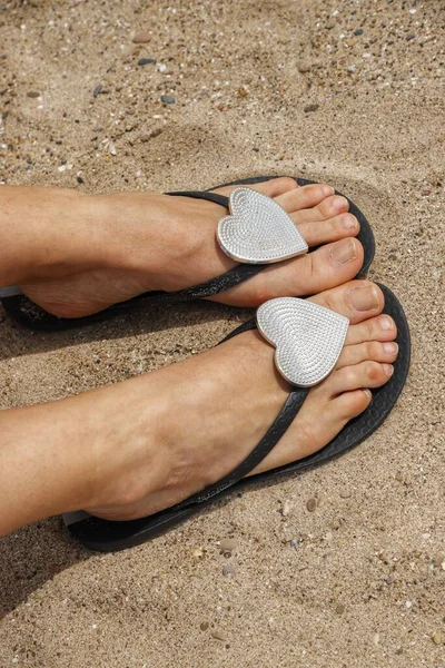 Deri Ayakkabılı Sandaletli Kadın Ayaklarını Kapat — Stok fotoğraf