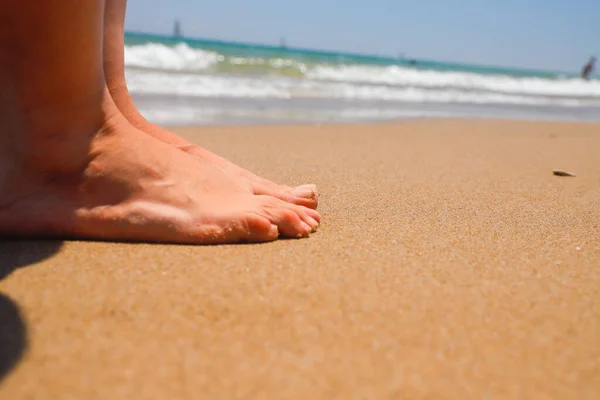 Kadın Bacakları Kumda — Stok fotoğraf