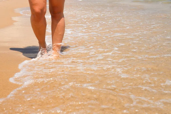Stopy Kobiety Spacerujące Wzdłuż Plaży Morskiej Obrazy Stockowe bez tantiem