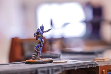 Robot oyuncakla oynuyor. 