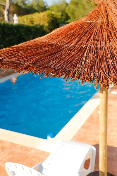 Slaměný Deštník Solárium Bazénu Slunečného Dne — Stock fotografie