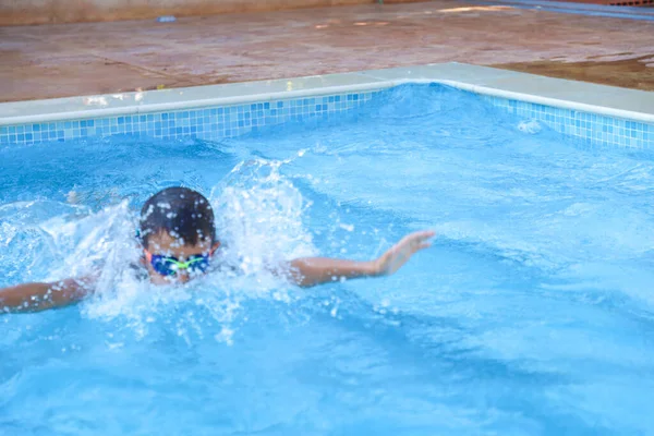 수영장에 어린이 — 스톡 사진