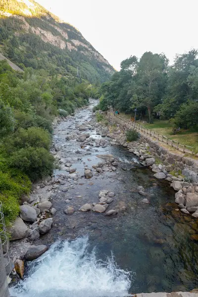 Río Que Fluye Por Vegetación Las Montañas Durante Día — Foto de Stock