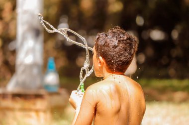 Çocuk sabun yıkıyor.