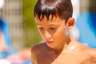 Yüzme havuzunda genç bir çocuk