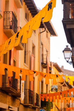 Malaga, İspanya sokaklarında geleneksel renkli İspanyol bayrakları.