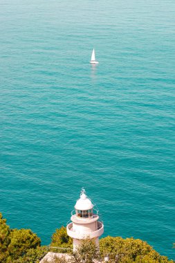 Montgomery, Budva 'daki Adriyatik Denizi üzerindeki St. Stehen deniz fenerinin tepesinden manzara.