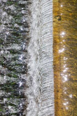 Nehrin dalgalanmaları ve yansımaları ile soyut su dokusu