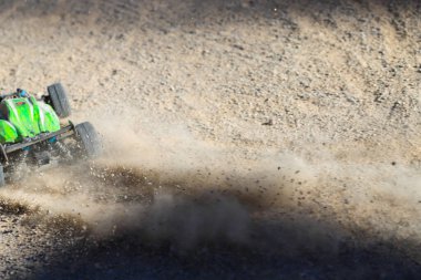 Traktör sahada çalışıyor.