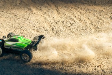 ormanda araba sürüş