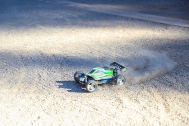 Kumun içinden geçen yeşil bir arabanın yakın plan çekimi.