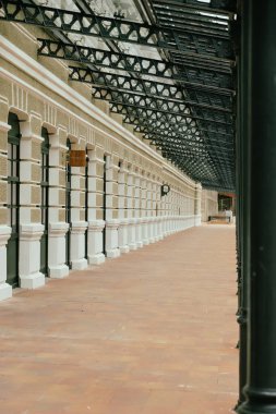 Boş sokak manzarası, modern binalar, İtalya.