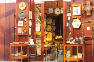 Duvarında bir sürü tabak olan bir dükkan.