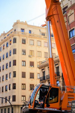 Bir vinç havaya bir bina kaldırıyor.