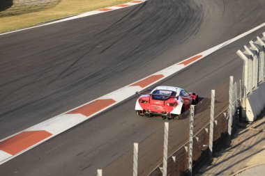 Yoldaki arabanın görüntüsü.