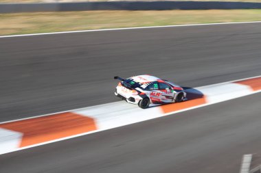 Ormanda yarış arabası.