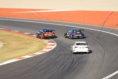 Modern bir arabanın yarışı.