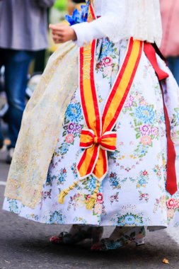 Valencia festivallerinin güzel ve renkli geleneksel kostümü, Fallas.