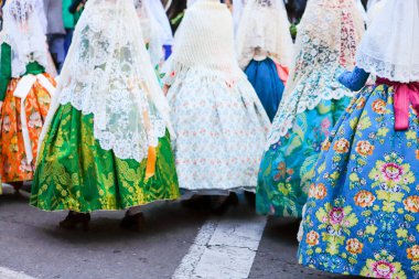 Valencia festivallerinin güzel ve renkli geleneksel kostümü, Fallas.