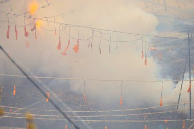 İspanya, Valencia Fallas of Valencia sırasında bir bileklikte havai fişek patlaması.