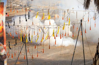 İspanya, Valencia Fallas of Valencia sırasında bir bileklikte havai fişek patlaması.
