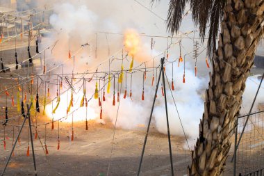 İspanya, Valencia Fallas of Valencia sırasında bir bileklikte havai fişek patlaması.