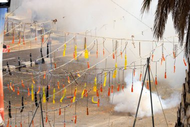 İspanya, Valencia Fallas of Valencia sırasında bir bileklikte havai fişek patlaması.