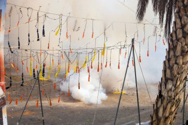İspanya, Valencia Fallas of Valencia sırasında bir bileklikte havai fişek patlaması.