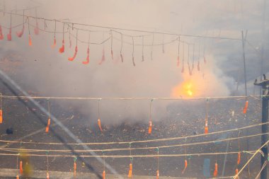 İspanya, Valencia Fallas of Valencia sırasında bir bileklikte havai fişek patlaması.