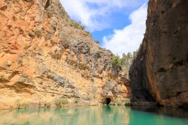 Dağ kanyonundaki nehir