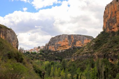Mavi gökyüzü güzel dağ manzarası