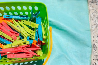 Sepette bir sürü renkli mandal var.