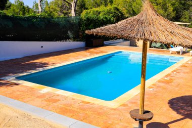 mavi su ile güzel bir Yüzme Havuzu