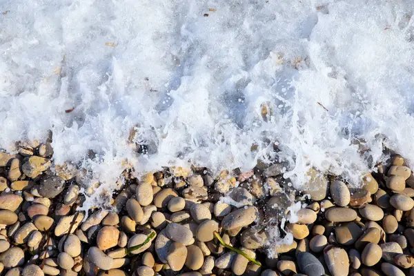 Kumsalda deniz dalgaları