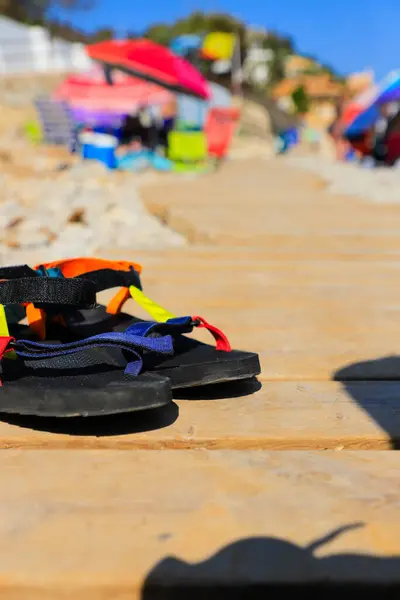 Plajda terlik ve sandalet, tatil konsepti.