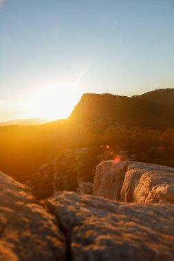Dağlarda güzel bir gün doğumu