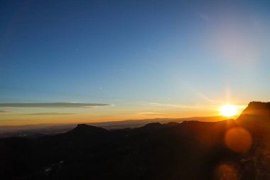 Dağların ardında güzel bir gün batımı