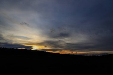 gün batımında renkli bulutlar