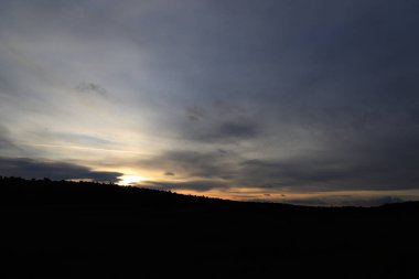 Denizin üzerinde güzel bir gün batımı